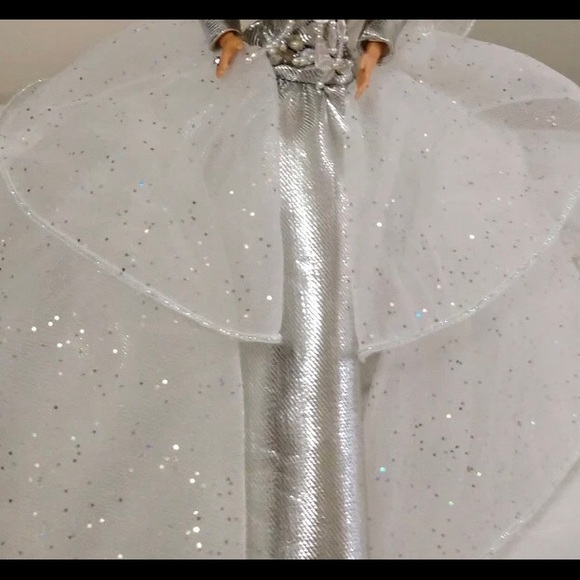 out of box Holiday Barbie - Picture 6 of 9